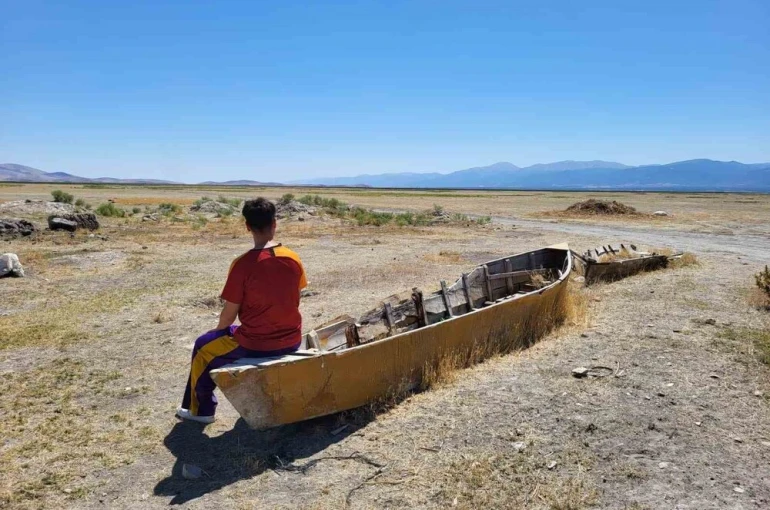 Gölde karaya oturan kayıklar korkutucu manzara oluşturdu 
