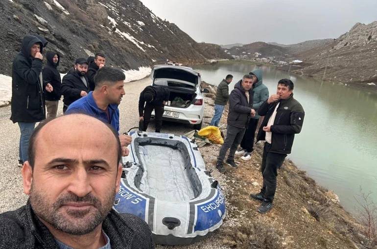 Göle dönen yayla yolundan botla geçip köylerine gittiler