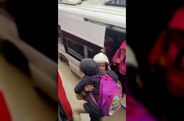 Göle dönen yolda mahsur kalarak korku dolu anlar yaşayan servisteki öğrencileri itfaiye kurtardı 