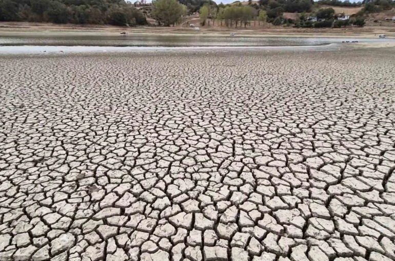 Gölet kurumaya yüz tuttu: Çatlaklar oluştu 
