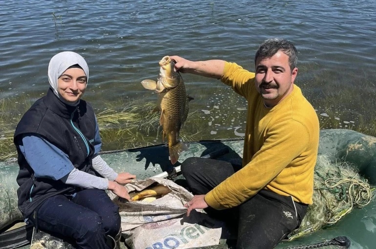 Gölette kaçak avcılığa geçit yok: Yasa dışı ağ imha edildi 