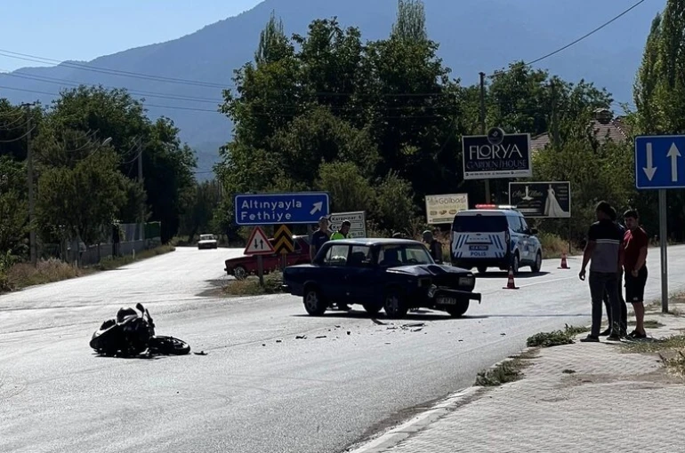 Gölhisar’da motosiklet ile otomobil çarpıştı: 1 yaralı