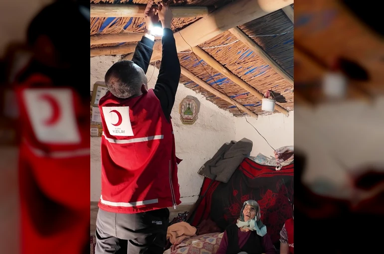 Gölün ortasındaki adada yaşayan 93 yaşındaki kadının korkularına son veren iyilik kayıkla ulaştı