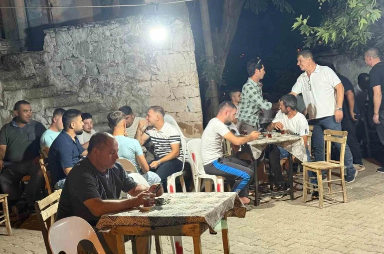 Gömeç’te siyasiler yangın mağdurlarını yalnız bırakmadı