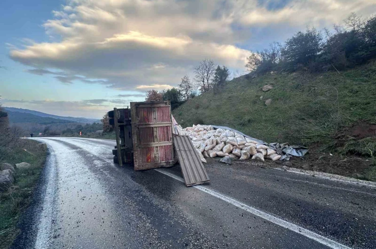 Gönen-Denizkent yolunda kamyon devrildi 