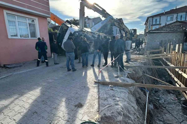 Gönen’de çalışma halindeki beton mikseri yan yattı 