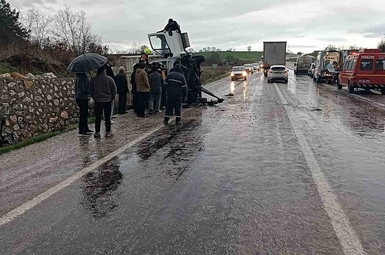 Gönen’de kamyon devrildi: 1 yaralı