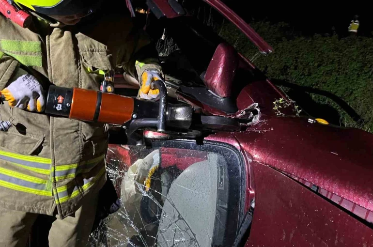 Gönen’de meydana gelen kazada araçta sıkışan şahıs kurtarıldı 