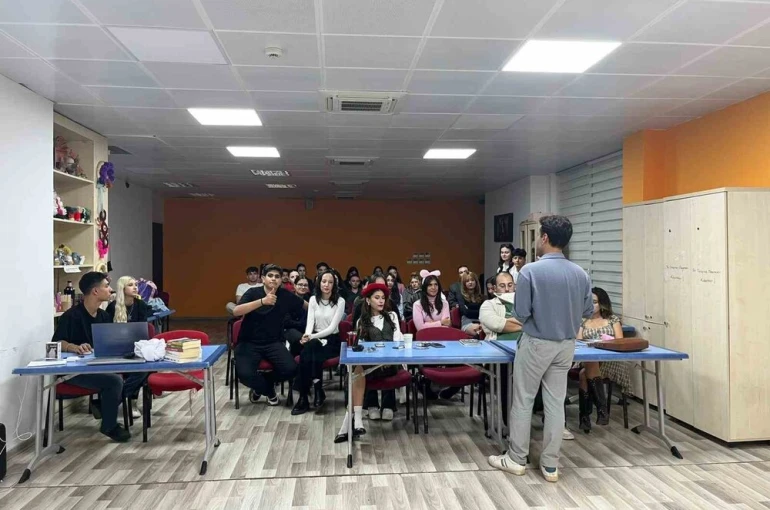 Gönüllü gençler tiyatro sahnesi için kolları sıvadı 