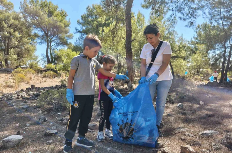 Gönüllüler Kepez Aktoprak ormanlık alanını temizledi 