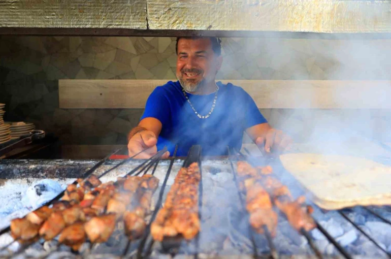 Gören gözlerine inanamadı, denizin ortasında SUP üzerinde mangal yakıp ciğer pişirdi 