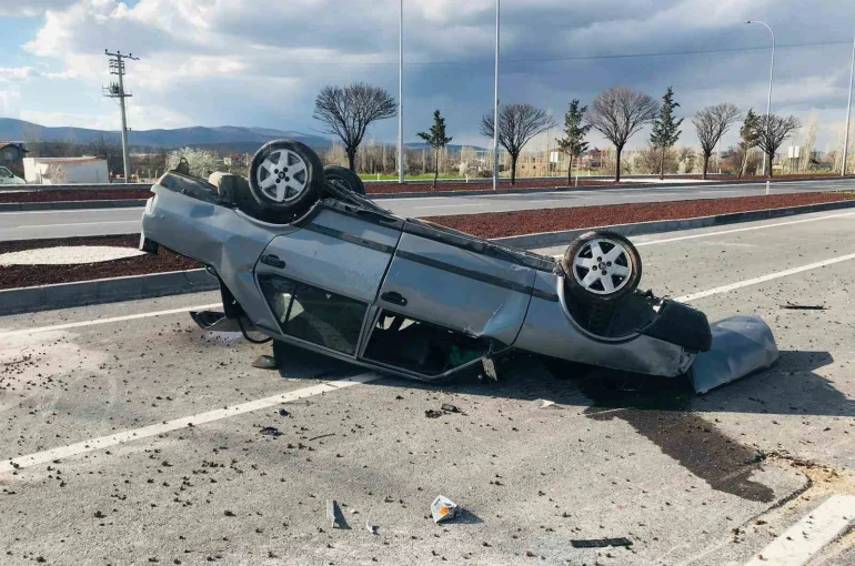 Görenleri dehşete düşüren kaza anbean güvenlik kamerasında 