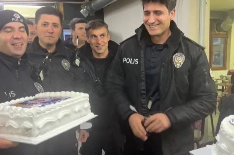Görev başındaki polislere sürpriz kutlama 