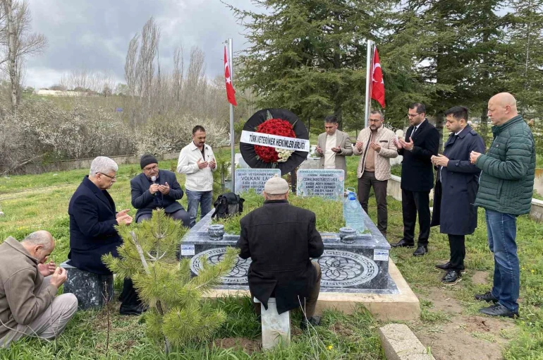 Görevi esnasında öldürülen veteriner hekim, kabri başında meslektaşları tarafından anıldı 