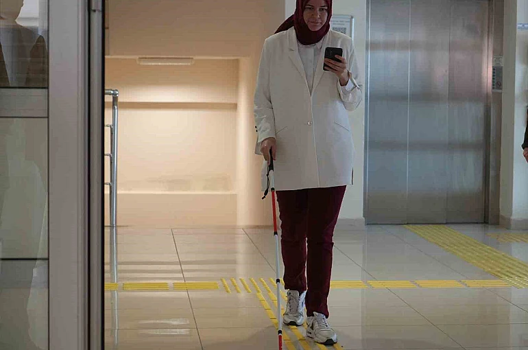 Görme engelli öğrenci, yapay zeka asistanı sayesinde 4 yılda ilk kez tek başına kantine gidebildi 