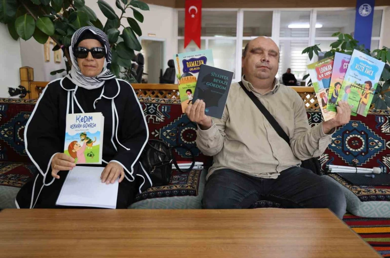 Görme engelli öğretmen 11’inci, kendi gibi görme engelli eşi ise ilk kitabını çıkardı