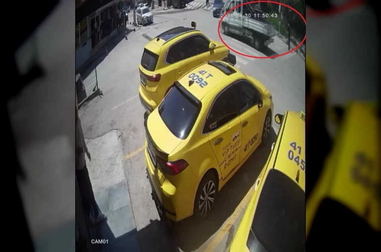 Görme engelli yayanın zor anları kamerada 