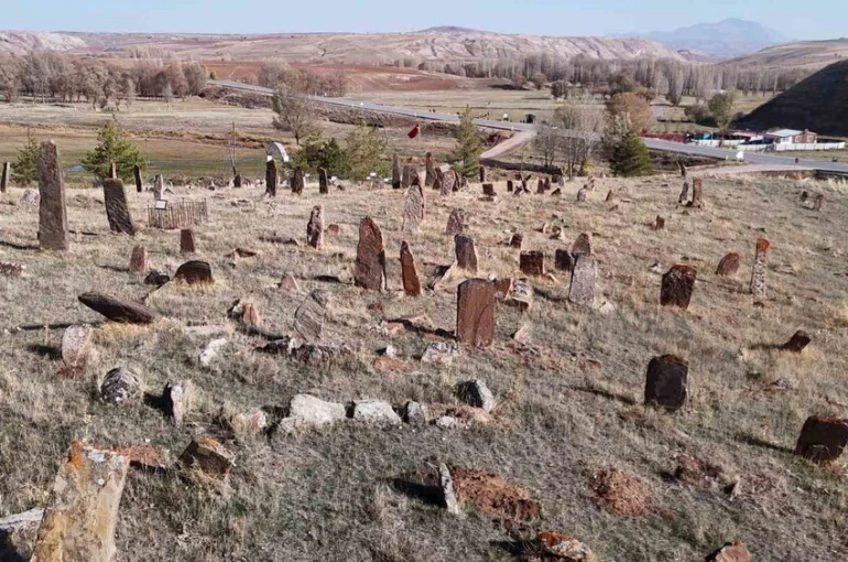 Görüntüsü ile ‘Orhun Kitabelerini’ andırıyor, gerçeği öğrenenler ise hayrete düşüyor 