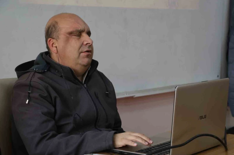 Göz teması olmasa da gönül bağı kurup öğretiyorlar 