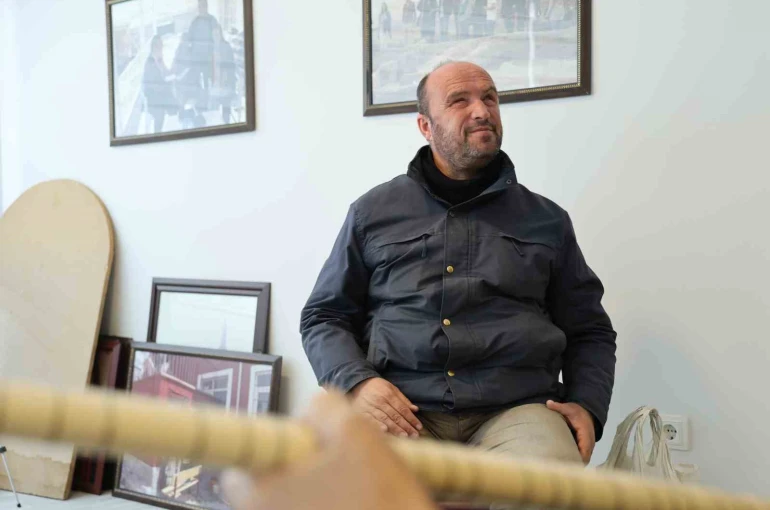 Gözleri görmüyor, hayata müzikle tutunuyor 