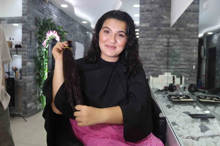 Gözü gibi koruduğu saçlarını kanser hastası çocuklar için kesti 