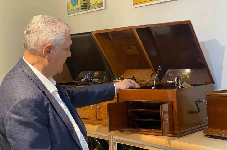 Gramafon tutkusuyla yüzlerce gramafon ve plakı bir araya getirdi 