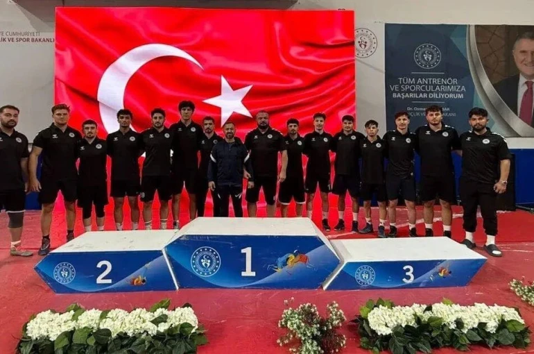Grekoromen güreşte Erzincan ekibi yarı finale çıktı 