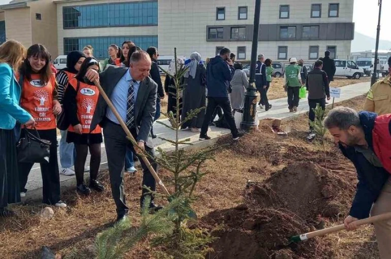 GSİM spor kampüslerine meyve ağacı dikti 