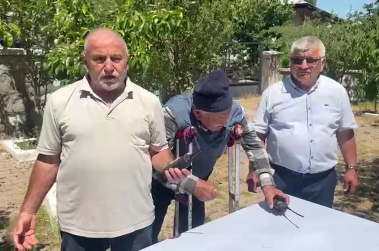 GSM şebekesi çekmeyen köyde, kurdukları telsiz sisztemiyle haberleşiyorlar