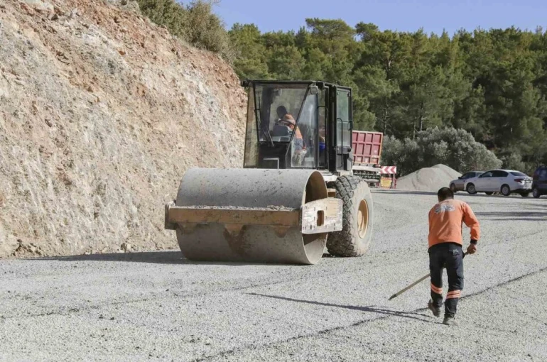 Gülnar’da 5 mahalleyi birbirine bağlayan yol yenilendi 