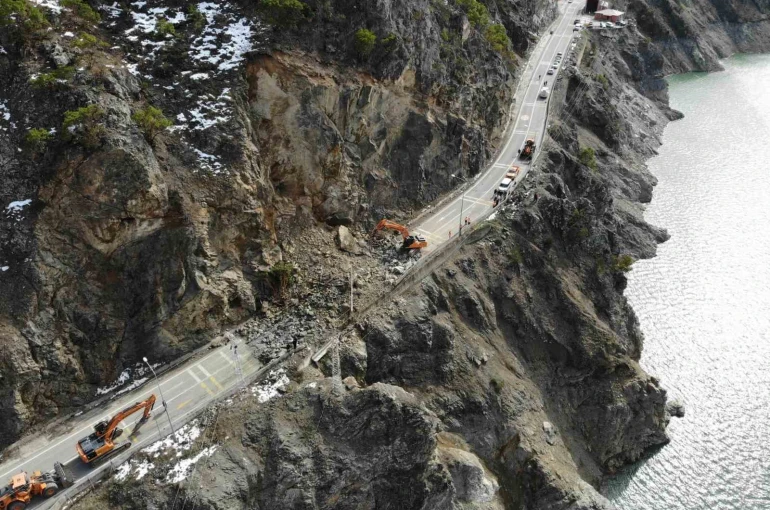 Gümüşhane - Giresun kara yolunu kapatan heyelan havadan görüntülendi 