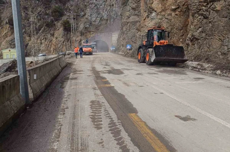 Gümüşhane’de heyelan sonrası kapanan yol yeniden ulaşıma açıldı 