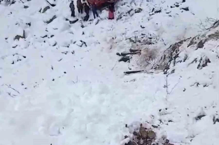 Gümüşhane’de kamyonet dere yatağına yuvarlandı: 5 yaralı 