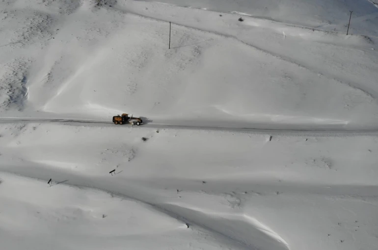 Gümüşhane’de kapanan köy yollarında kar mesaisi aralıksız sürüyor 