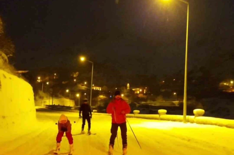 Gümüşhane’de kayakçılar kar yağışını fırsata çevirdi: Şehir merkezine kayarak indiler 