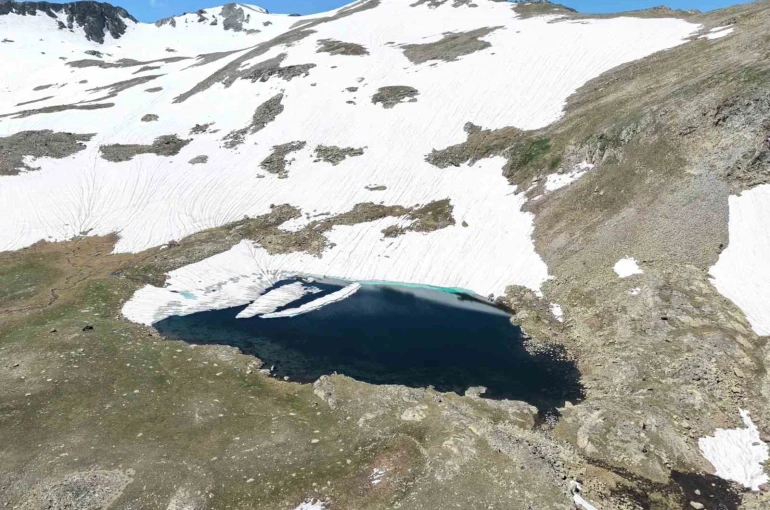 Gümüşhane’nin karlı zirveleri dronla görüntülendi 