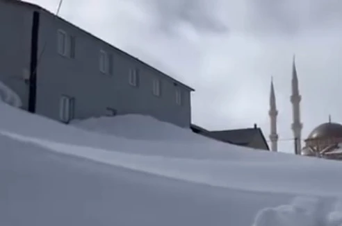 Gümüşhane’nin yaylalarında kar kalınlığı evlerin boyuna ulaştı 