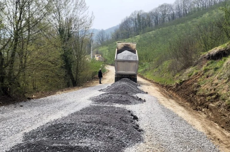 Gümüşova’da köy yolları yenileniyor 