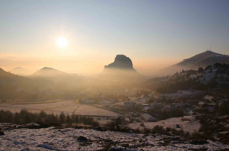 Gün doğumunda sis altında kalan kale kendisine hayran bıraktı 