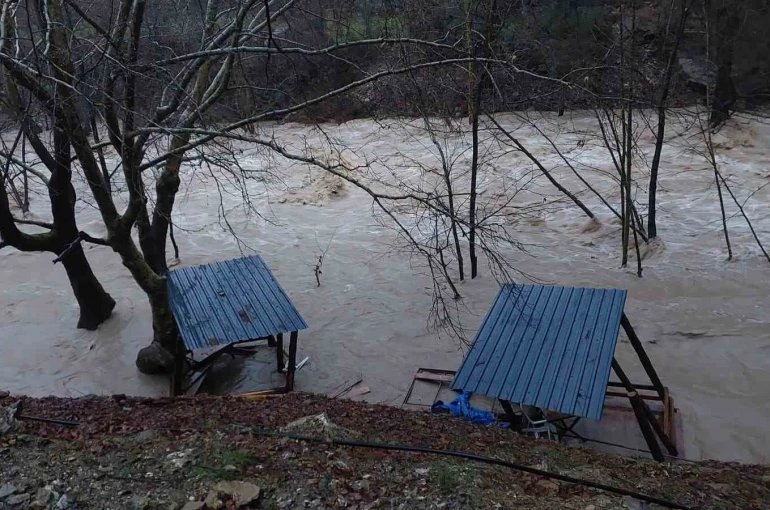 Gündoğmuş’ta sağanak, Uçansu Şelalesi’ni coşturdu