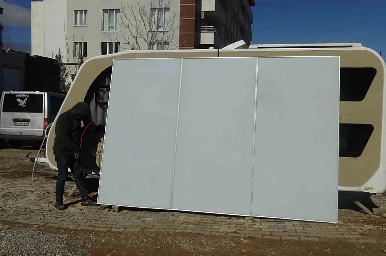 Güneş panellerinde devrim: Gündüz enerji, gece reklam paneli 