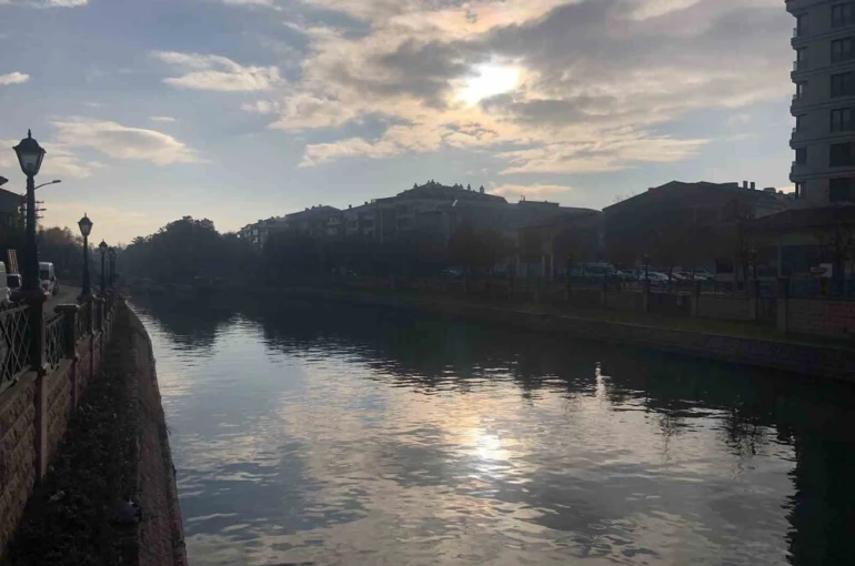 Güneş ve Porsuk Çayı’nın uyumu ortaya kartpostallık görüntüler çıkardı 