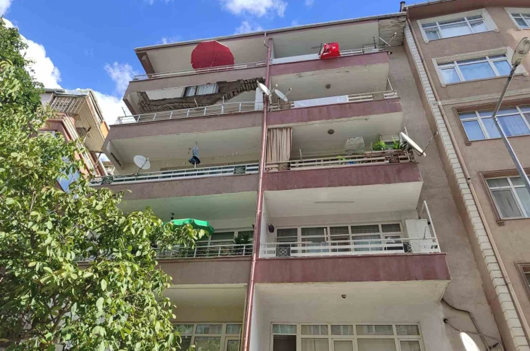 Güngören’de balkonu çöken 5 katlı bina boşaltıldı 