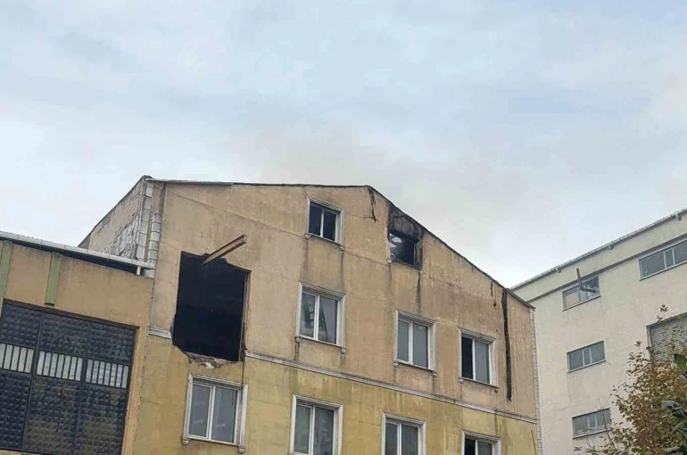 Güngören’de tekstil fabrikası alev alev yandı: O anlar kamerada