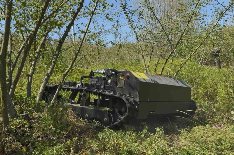 Günler süren işi 3 saatte bitiriyor, çiftçi ise hayretle izliyor 