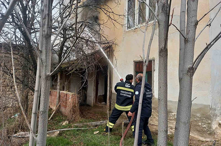 Günyüzü ilçesindeki yangında ev kullanılamaz hale geldi 