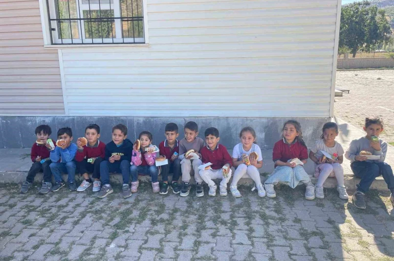 Güroymak’ta öğrencilere simit ve poğaça dağıtıldı