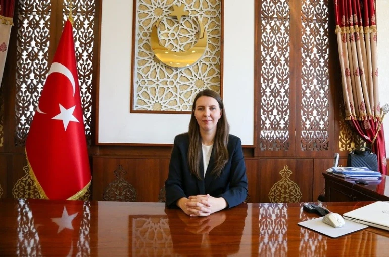Gürpınar’ın ilk kadın kaymakamı göreve başladı