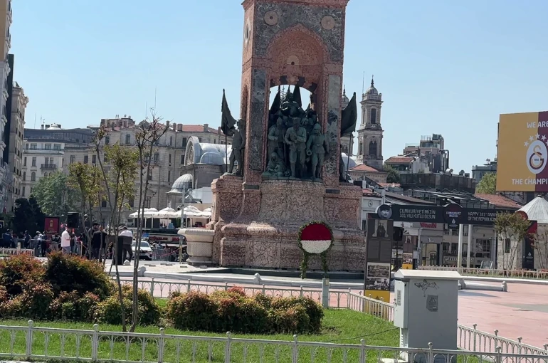 Gürsel Tekin’in Taksim Cumhuriyet anıtına bıraktığı çelenk kaldırıldı 