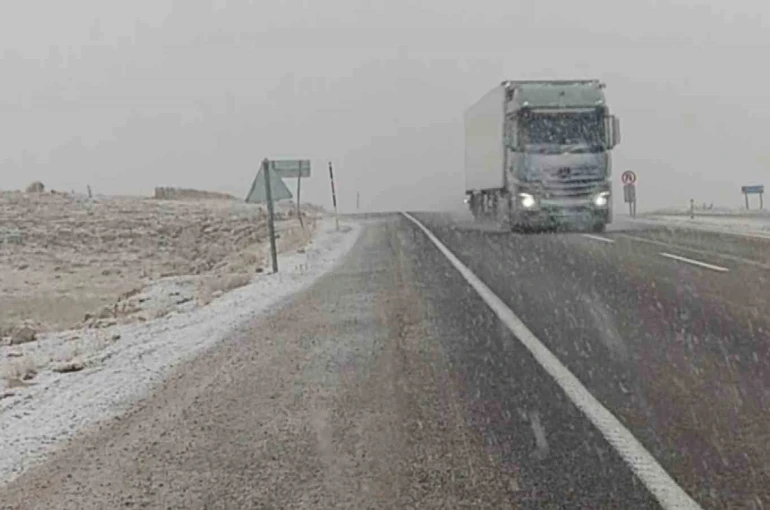Gürün’de kar yağışı etkili oldu, görüş mesafesi yer yer 50 metreye düştü 